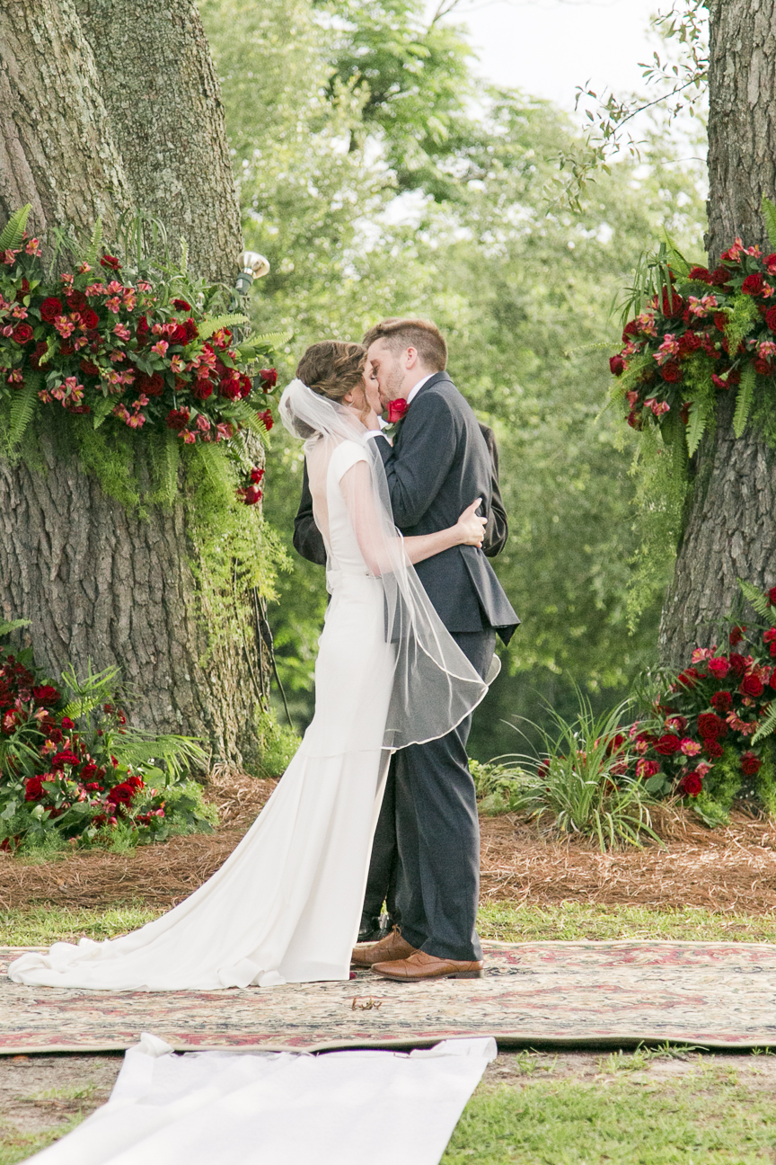 oak tree ceremony, first kiss, wedding photography, nc photographer, plantation wedding